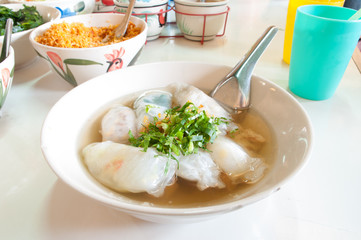 steamed rice-skin dumplings with soup.