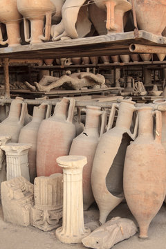 Amphoren und S&auml;ulen in Pompeji