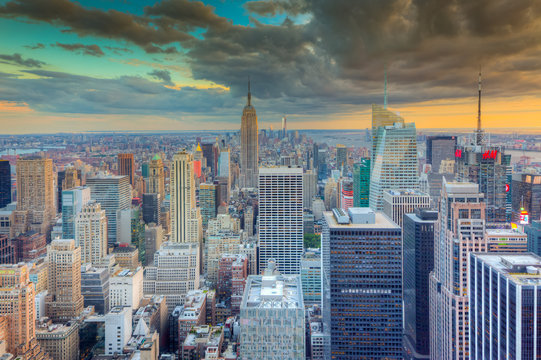 Fototapeta Paesaggio urbano di new york con grattacieli