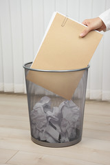 Papierkorb mit Akte