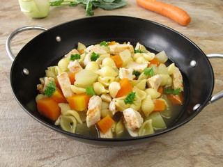 Nudeltopf mit Gemüse
