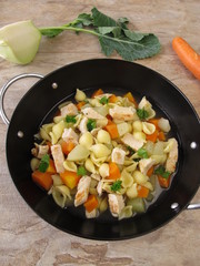 Nudeltopf mit Gemüse