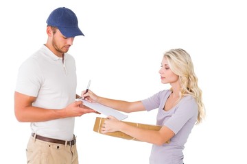 Obraz premium Happy delivery man giving package to customer