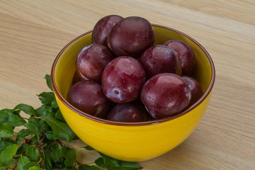Plums in the bowl
