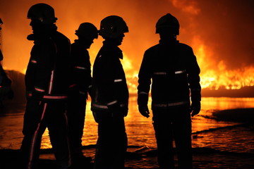 Naklejka premium fire crew at large fire