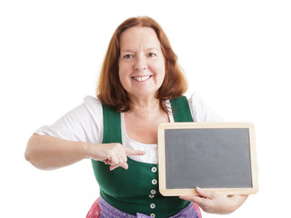 Seniorin im Dirndl mit leerer Schultafel