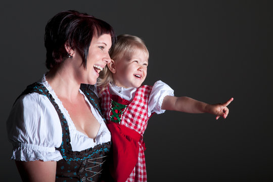 Mutter und Tochter im Dirndl lachen Portr&auml;t