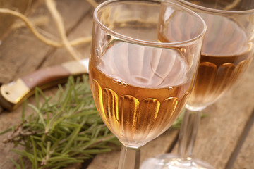 Rosè und Rosmarin