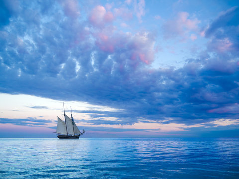 Fototapeta Segelschiff vor stimmungsvollem Himmel