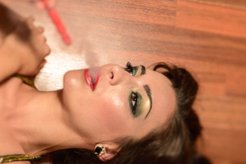 Naklejka premium Bellydancer smoking a hookah pipe