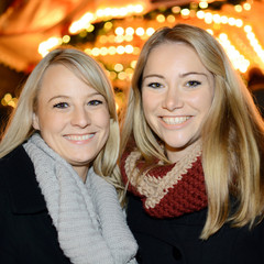 Freundinnen auf Jahrmarkt und Kirmes