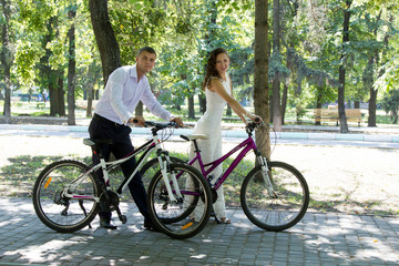 Obraz premium Bride groom and bikes