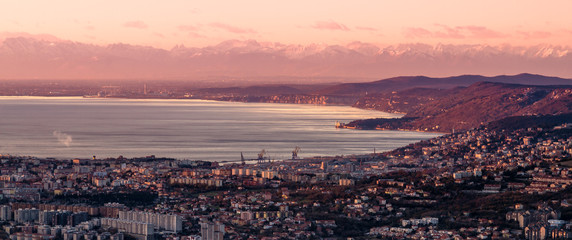 Fototapeta na wymiar Trieste e Alpi da San Servolo