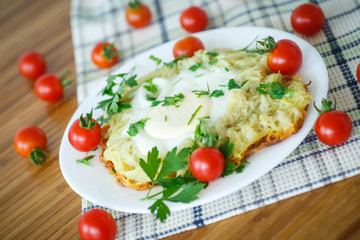 Egg baked in potatoes