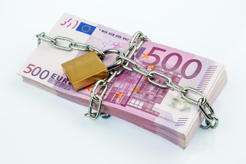 Euro-Geldscheine mit Kette und Vorhängeschloss