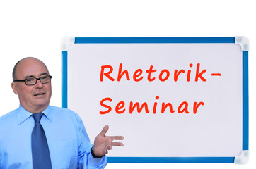 Geschäftsmann vor einer Tafel: Rhetorik-Seminar