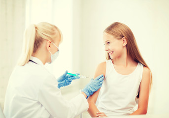 Obraz na płótnie Canvas doctor doing vaccine to child in hospital