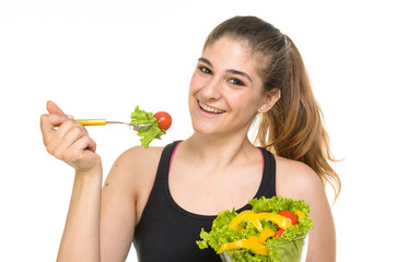 Ragazza felice di mangiare un'insalata