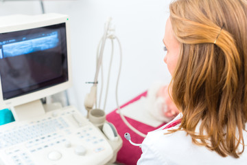 Doktor bei Ultraschall Untersuchung
