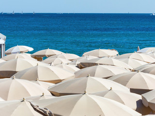 Viele Sonnenschirme am Strand