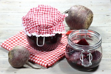 eingekochte Rote Beete im Glas auf Holztisch