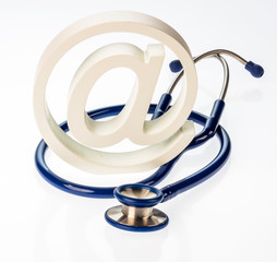 e-Mail Zeichen und Stethoskop