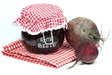 eingekochte Rote Beete im Glas auf weißem Hintergrund