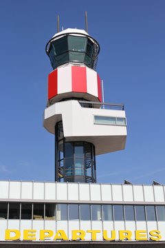 Terminal am Flughafen mit Tower