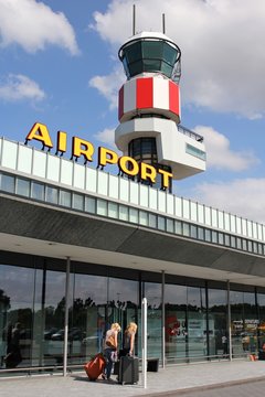 Terminal am Flughafen mit Tower