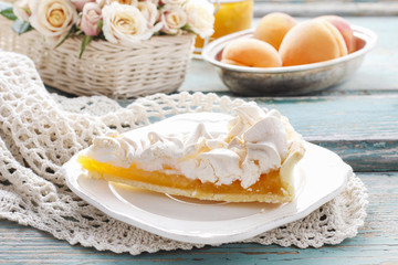 Peach cake with meringue topping
