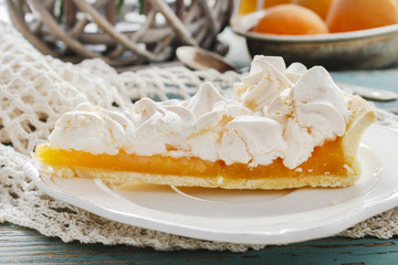 Peach cake with meringue topping
