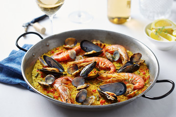 Typical spanish seafood paella - obrazy, fototapety, plakaty