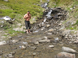 Умываясь в горном ручье