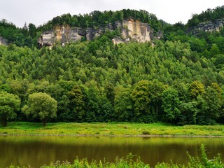 Fototapeta na wymiar Gebirge am Fluss