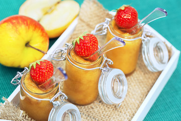 Apfelmus in Gläschen