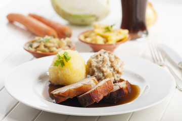 Bayerischer Schweinebraten und Weißbier