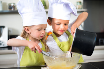 gelukkige kinderen kinderen familie bereiden grappige taart keuken thuis