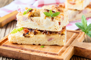 Flat bread with bacon, cauliflower, cheese