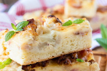 Flat bread with bacon, cauliflower, cheese