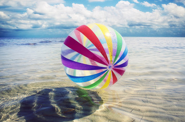 pallone colorato sull'acqua
