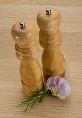 Pepper mill with garlic