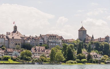 Fototapeta na wymiar Murten, Altstadt, historisches Schloss, Seeufer, See, Schweiz
