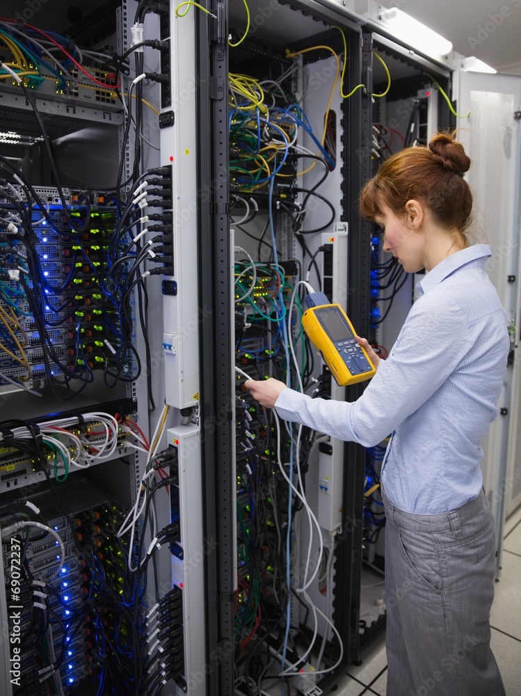 Aufkleber technician using digital cable analyzer on server