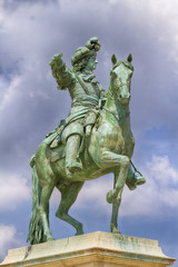 Fototapeta na wymiar Statue de Louis XIV équestre