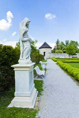 Obraz premium Park near castle Cerveny kamen, with woman statue, white bench a