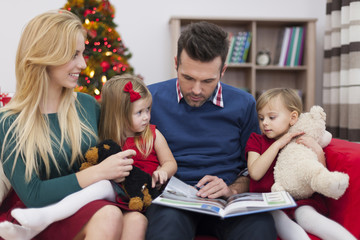 Obraz premium I always read storytelling my little girls in evening