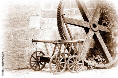 "alte Holzkarre" Stockfotos und lizenzfreie Bilder auf Fotolia.com