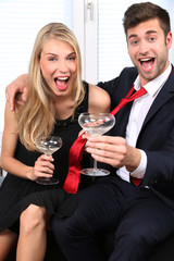 Mann und Frau in Abendbekleidung