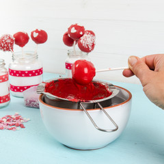 cake pop in kuvertüre drehen