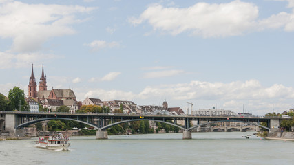 Fototapeta premium Basel, Altstadt, Münster, Rhein, Schifffahrt, Sommer, Schweiz